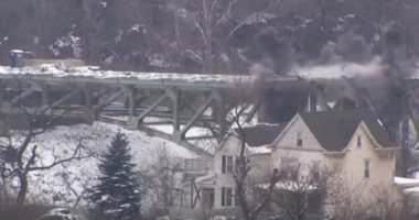لحظة تفجير جسر عمره 80 عاما بـ96 قطعة متفجرات فى ولاية بنسلفانيا.. فيديو وصور