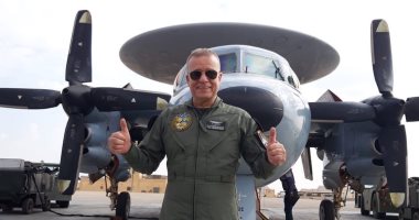 شريف منير أمام الطائرات المقاتلة فى صورة جديدة من كواليس فيلم "السرب"