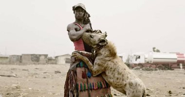 رجال الضباع.. قبيلة نيجيرية يجمع كسب الرزق بين أبنائها والحيوان الشرس.. صور