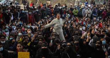 جارديان: مسيرات فى نيبال رافضة لقانون يمنع النساء من السفر دون إذن العائلة