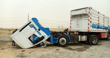 انقلاب سيارة نقل بطريق السويس وإصابة 3 بسبب سوء الأحوال الجوية