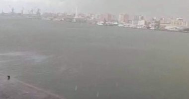 طقس سيئ يضرب ميناء غرب بورسعيد وتجمع مياه الأمطار على الأرصفة.. صور 