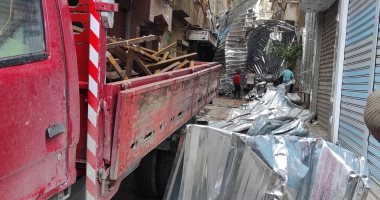 سقوط "تندة" حديدية بشارع فى الإسكندرية بسبب الرياح دون إصابات