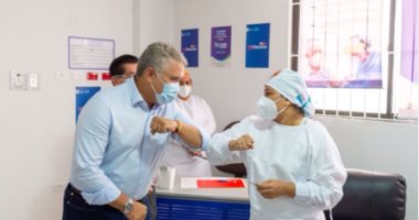 رئيس كولومبيا يعلن تلقى أول ممرضة لقاح كورونا فى البلاد