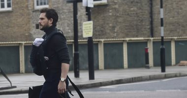  النجم العالمى كيت هارينجتون يظهر مع ابنه الرضيع لأول مرة فى شوارع لندن.. صور