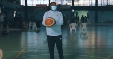 موسيمانى يكشف عن موهبته في كرة السلة ويتحدى فريق الأهلي.. فيديو وصور