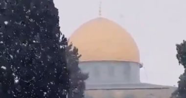 شاهد تساقط الثلوج على مسجد قبة الصخرة بالقدس الشريف
