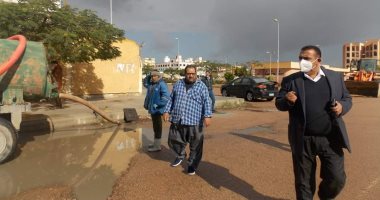 رئيس جهاز النوبارية يتفقد أعمال شفط مياه الأمطار من شوارع المدينة 