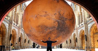 متحف التاريخ الطبيعي بلندن يثبت نموذج ضخم للمريخ للاحتفال بهبوط ناسا