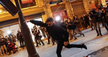 احتجاجات فى إسبانيا واقتحام مركز الشرطة بعد اعتقال مغنى راب لإهانته النظام الملكى