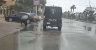 فيها حاجة حلوة.. رجال الشرطة ينقلون مسنة من أسفل الأمطار بالبوكس.. فيديو   