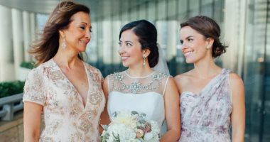 5 أخطاء شائعة عند اختيار فساتين أم العروسة.. الإكسسوارات والميزانية الأبرز