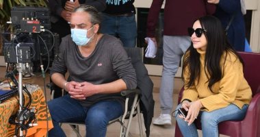 إنجى علاء فى صورة جديدة مع أحمد نادر جلال من كواليس مسلسل "كوفيد 25"