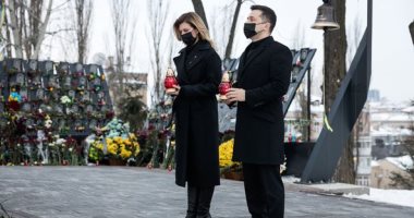رئيس أوكرانيا وزوجته يحييان ذكرى "أبطال المئة السماوية".. فيديو وصور