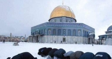 فلسطينيون يُصلون وسط الثلوج وقبة الصخرة تتزين بالجليد.. صور