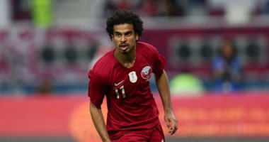إيقاف أكرم عفيف لاعب السد القطري مباراتين وتغريمه 30 ألف ريال