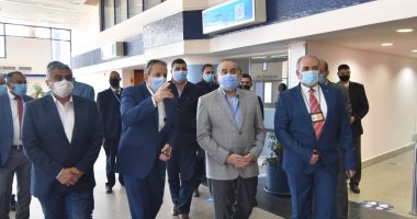 وزير الطيران المدنى يتفقد مطار القاهرة بعد جولة موسعة بمرسى علم.. صور