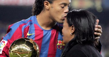 برشلونة يعزى رونالدينيو فى وفاة والدته برسالة وصورة لهما مع الكرة الذهبية