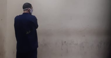 سفاح الجيزة يخفى وجهه من الكاميرات فى محاكمته بتهمة قتل صديقه.. فيديو