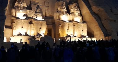 توافد المئات من الزوار على معبد أبوسمبل لحضور تعامد الشمس.. صور