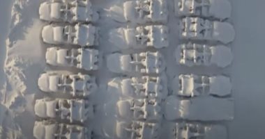مدينة روسية تتحول لمنطقة مهجورة بسبب كثافة الثلوج وراء القطب الشمالي.. فيديو وصور