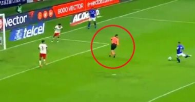 حكم يمنع إحراز هدف مؤكد أمام المرمى بطريقة غريبة بالدورى المكسيكى.. فيديو