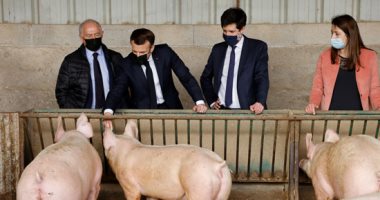 إيمانيول ماكرون يتفقد مزارع الحيوانات في فرنسا.. صور