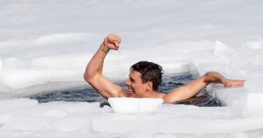 80.9 متر تحت الثلج.. غواص تشيكى يحطم الرقم القياسى بالسباحة تحت الجليد