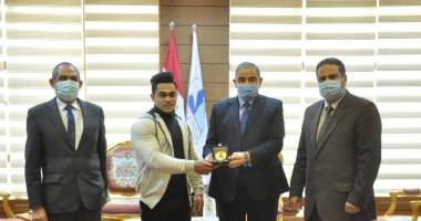 رئيس جامعة كفر الشيخ يكرم طالب فائز بفضية البطولة الدولية الثانية لكمال الأجسام