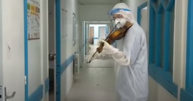 طبيب تونسى يعزف على الكمان لرفع معنويات مرضى كورونا.. فيديو وصور