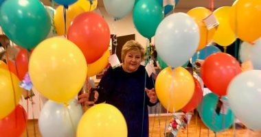 رئيسة وزراء النرويج تحتفل بعيد ميلادها الـ60 وسط "البلالين" .. فيديو