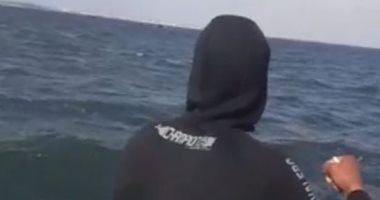 فيديو يرصد لحظة العثور على جثة طفل من ضحايا حادث غرق مركب الإسكندرية