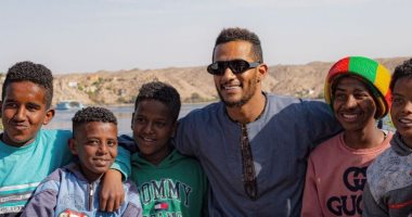 محمد رمضان وسط الأطفال والأهالى فى الصعيد من كواليس "موسى".. صور