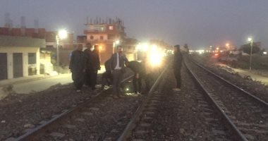 النيابة تعاين موقع دهس قطار لـ3 شباب أثناء عبورهم شريط السكة الحديد بالإسماعيلية