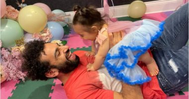 محمد صلاح يستغل أوقات فراغه في اللعب مع ابنته "كيان"