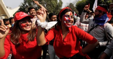 رقص وزغاريط وشموع.. احتفالات نيبال بعودة البرلمان للانعقاد