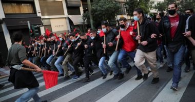 صور.. مئات الطلاب يتظاهرون فى اثينا اعتراضا على قرار الحكومة بتشكيل شرطة جامعية