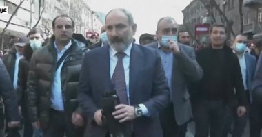 رئيس وزراء أرمينيا يجوب شوارع العاصمة وسط حشد من أنصاره
