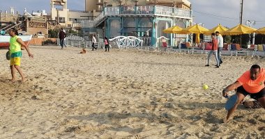 شاطئ بورسعيد .. ضحك ولعب وشمس صافية.. فيديو وصور 