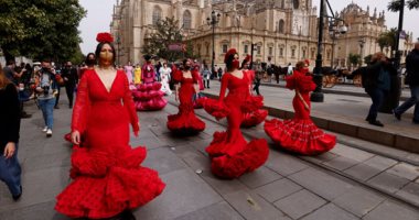 مسيرة الفساتين.. صناع "الفلامنكو" الإسبانية يتظاهرون بسبب الأزمة المالية