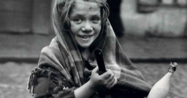 100 صورة عالمية.. فرحة طفلة تشترى اللبن عام 1937 