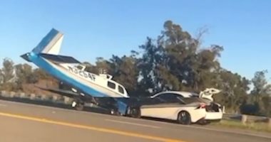 اصطدام طائرة صغيرة بسيارة بعد هبوطها اضطراريا على طريق سريع بكاليفورنيا.. فيديو