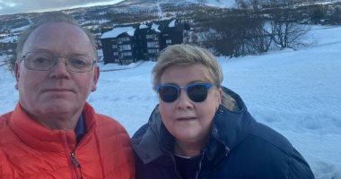 رئيسة وزراء النرويج تستمتع بعطلة شتوية مع زوجها بعد احتفالات عيد ميلادها