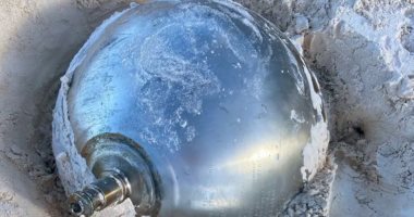 بريطانية تكتشف كرة تيتانيوم غريبة على الشاطئ مدون عليها بالروسية