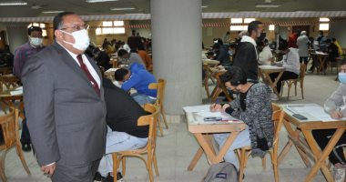 رئيس جامعة حلوان يتفقد امتحانات الفصل الدراسى الأول وسط إجراءات احترازية.. صور
