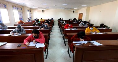 طلاب جامعة المنصورة يؤدون امتحانات التيرم الأول وسط إجراءات احترازية مشددة