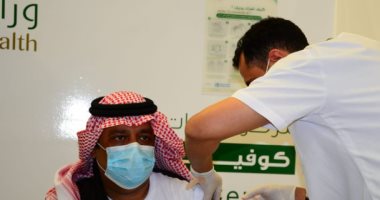 أمير منطقة حائل يتلقى الجرعة الأولى من لقاح كورونا بمركز المؤتمرات فى السعودية