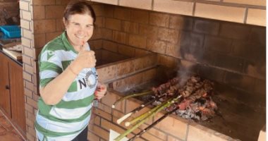 والدة رونالدو تطهو اللحوم على الفحم وتعلق: "غداء عائلى بعد ممارسة الرياضة"
