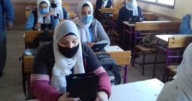 طلاب الصف الثانى الثانوى فى 12 محافظة يؤدون امتحان اللغة العربية