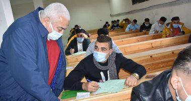 رئيس جامعة السادات يتفقد الامتحانات للتأكد من إجراءات الوقاية من كورونا